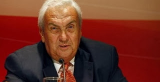 ΤΟΝ ΚΑΡΑΜΑΝΛΗ ΤΟΝ ΕΡΙΞΕ. Ο ΣΑΜΑΡΑΣ ΤΗ ΓΛΥΤΩΣΕ. ΕΛΕΥΘΕΡΟΣ Ο ΚΟΝΤΟΜΗΝΑΣ